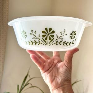 Glasbake Daisy 1.5 quart casserole Vintage dish good condition- lovely p…